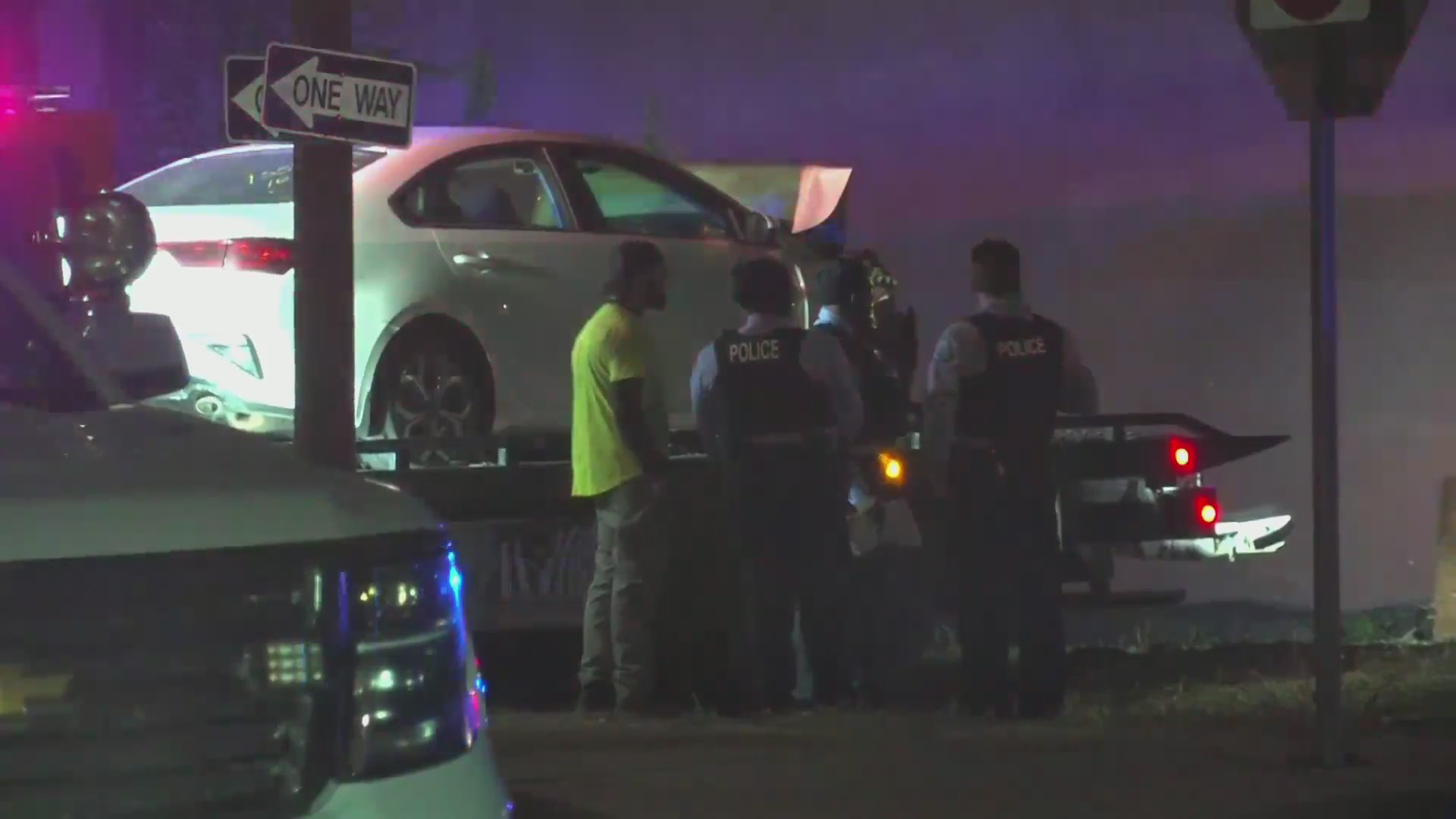 Car crashes into apartment building in south St. Louis City – FOX 2