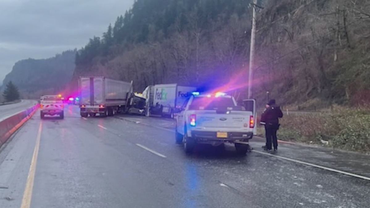 Section of I84 EB closes near Troutdale after 1 killed in crash