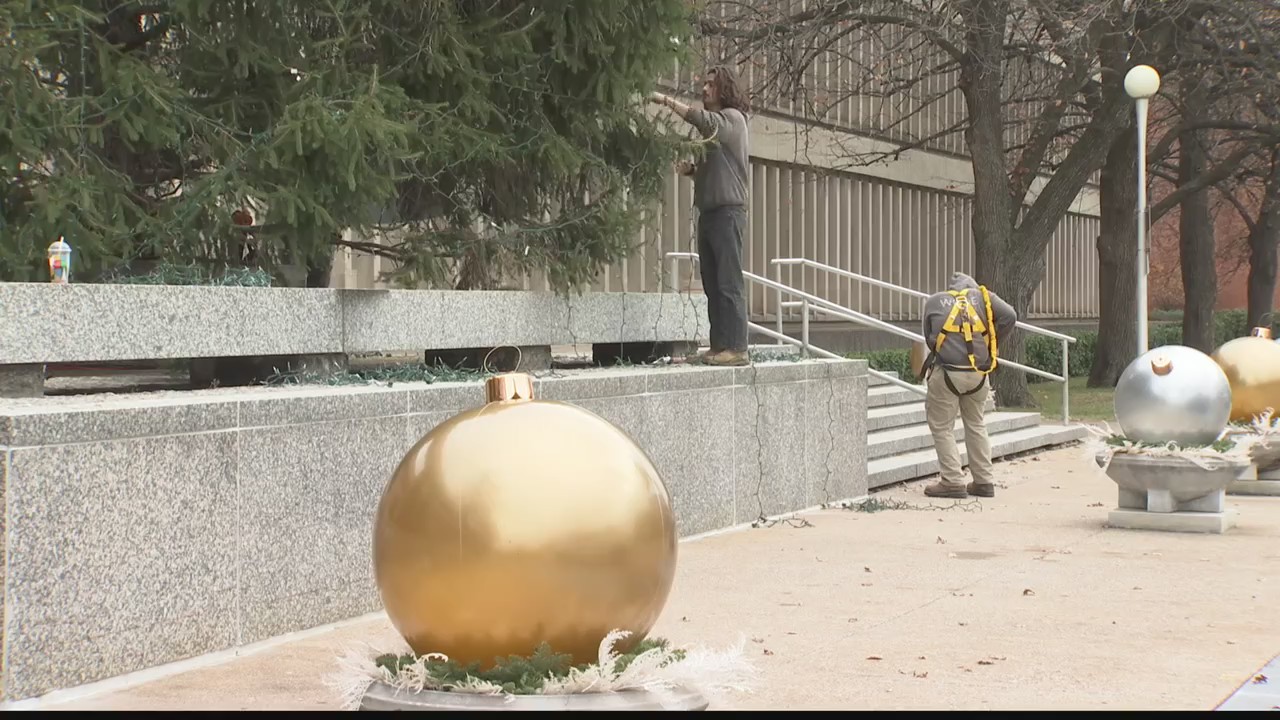 Evansville Christmas tree being redecorated following backlash