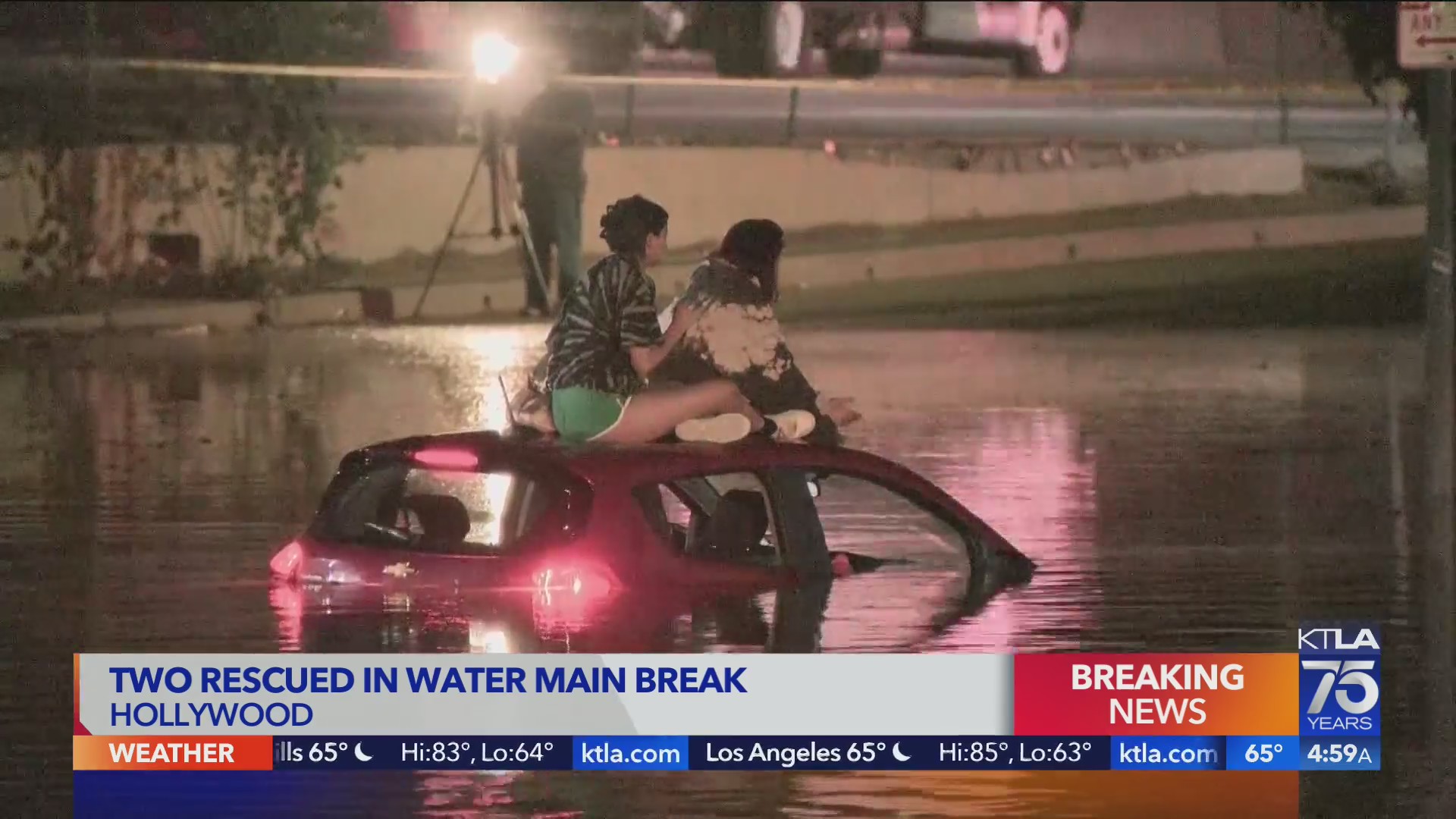 Water main break floods streets, traps motorists in Hollywood Hills – KTLA