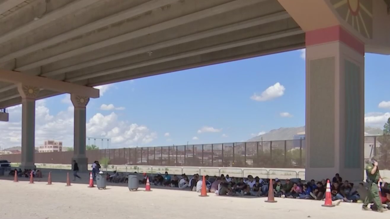 Border Mob Migrant surge overwhelms border patrol, shelters in El Paso | Morning ...