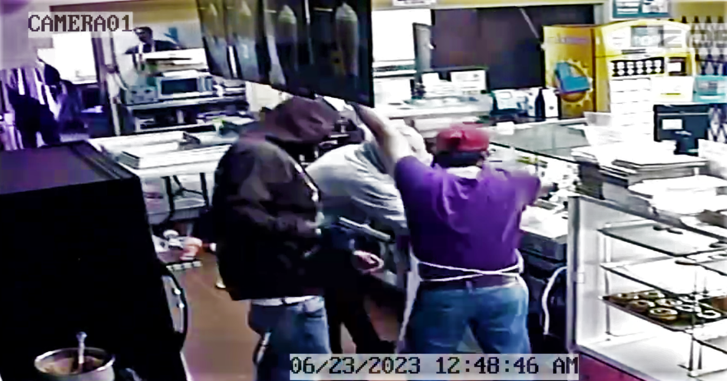 Employee held at gunpoint in armed robbery at Oakland donut shop – KRON4