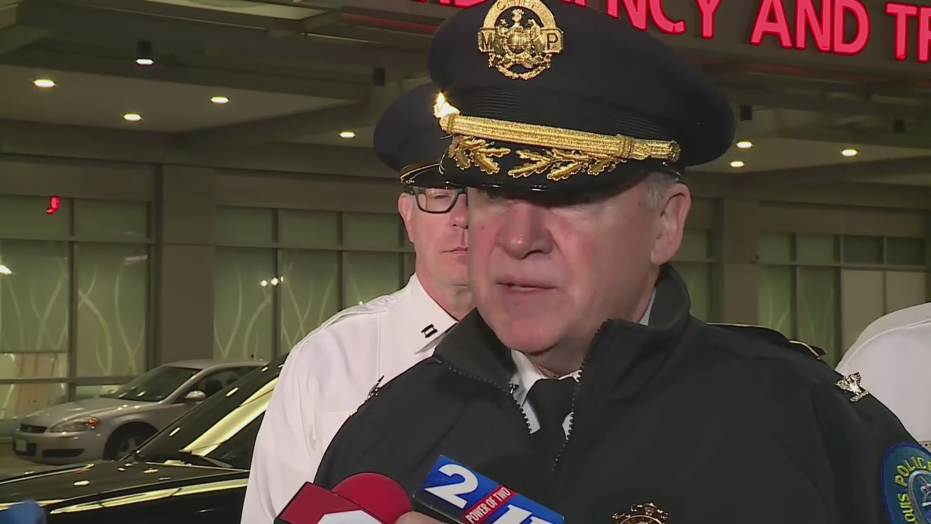 Off-duty officer shot being treated at hospital, manhunt continues – FOX 2